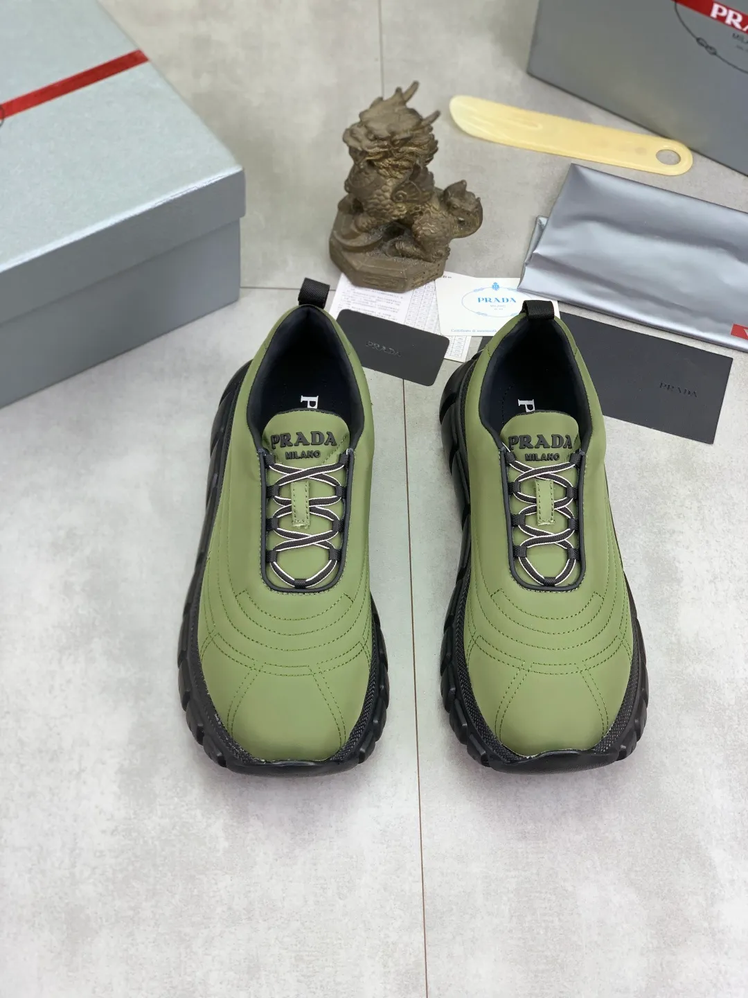 Men's shoes 💰P560💰[New style] popular models are on the official website, 🆘 Trendy brand (Prada) mainly promotes popular models, avant-garde and versatile fashion men's shoes private version mold opening, cowhide surface splicing 1:1.. Fashionable and simple, original imported cowhide lining cowhide feet; the atmosphere and personality are more fashionable, eye-catching and pursuing class. It will subvert the old idea and be a must-have for fashionistas with you! Must keep it for yourself! Tall and comfortable, large and low, high-end quality workmanship. Size: 38-44 5️⃣colors available.